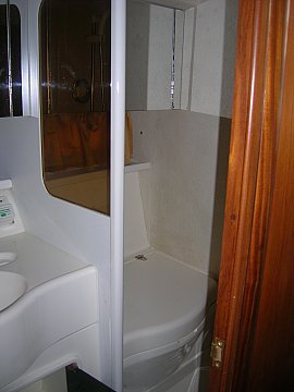 4aa49b61-3cad-4435-8d22-a0961cc012ca_Fairline_36_brava_bagno.jpg