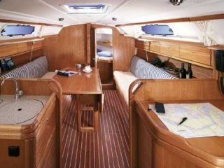 4aa49b61-3cad-4435-8d22-a0961cc012ca_bavaria30cruiser2_dinette.jpg