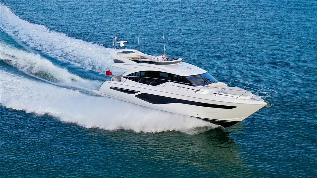 f55-exterior-white-hull-sea-trial-071.jpg